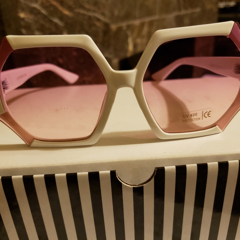 Oversized fashionable sunnies (hexagon shaped)